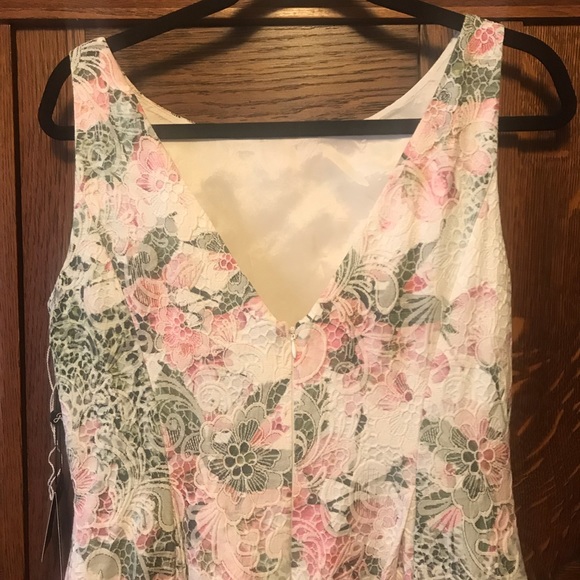 Adriana Papell Beautiful Floral Dress - Picture 4 of 8